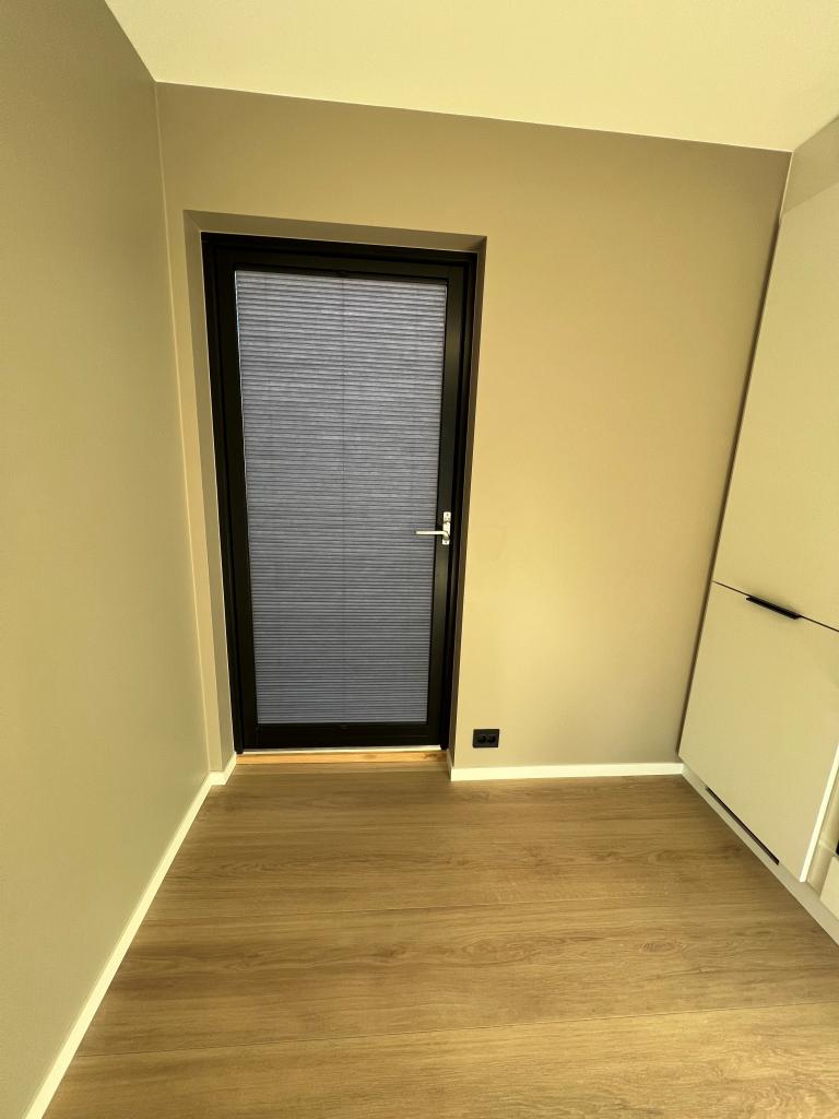 Inngang med plisséer på døren