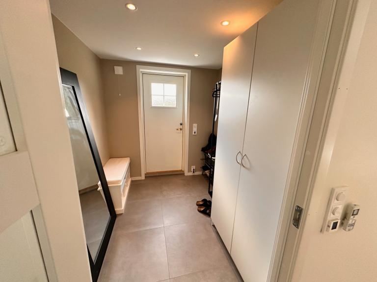 Entre/yttergang, varmekabler i gulv, spotter i tak